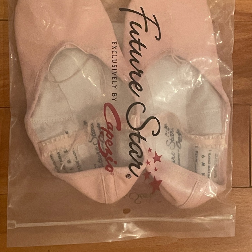 Capezio  Ballet Shoes-- 5   5.5   6  or  6.5  Adult New in Pkg
